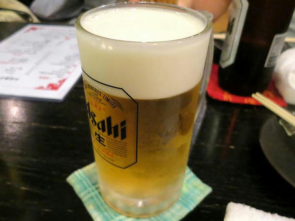 アサヒ生ビール・中ジョッキ（朝日生啤酒中杯） 150元＋サービス料
