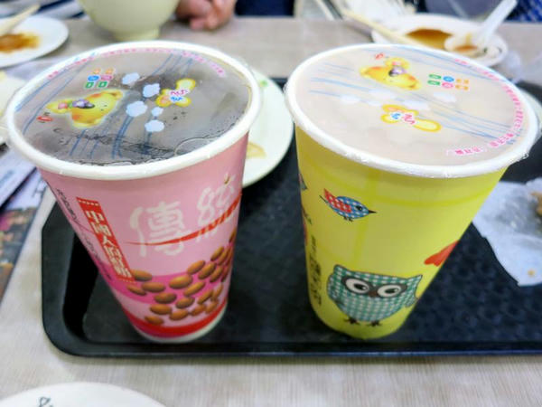冰紅茶 20元 と 冰奶茶 22元