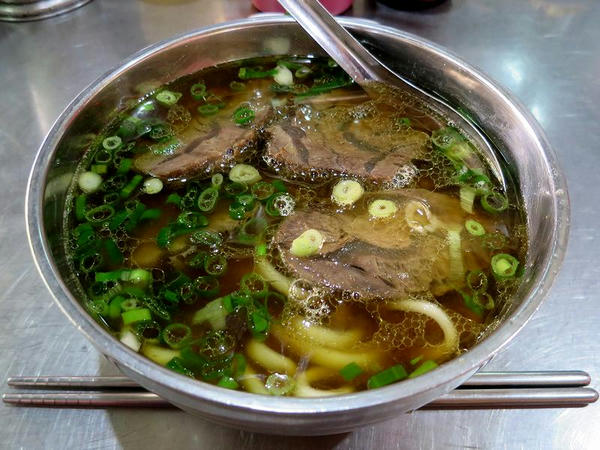 牛肉麵（湯）小 140元