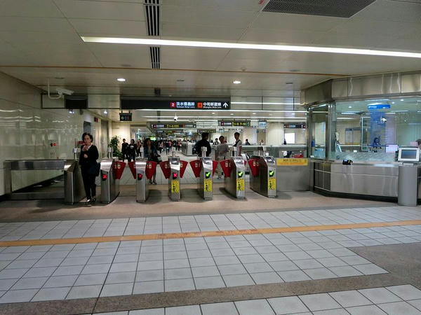 民權西路站の改札口