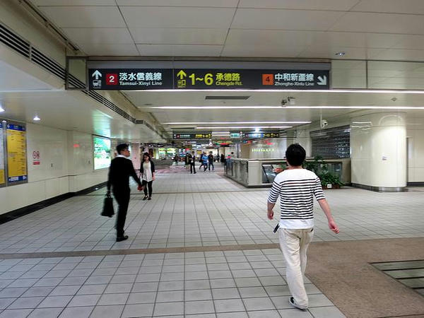 民權西路站のコンコース