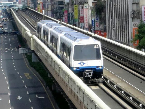 忠孝復興站に接近するVAL256型中運量電聯車
