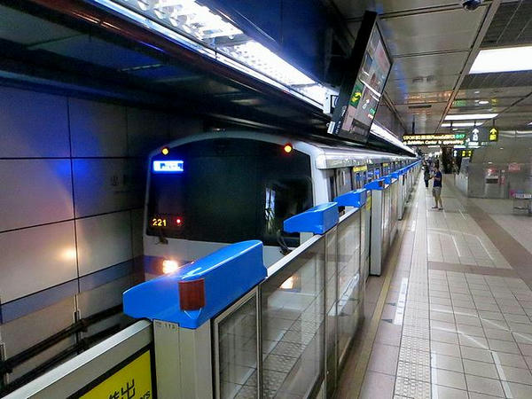 忠孝復興站に入線する南港展覽館方面行き列車