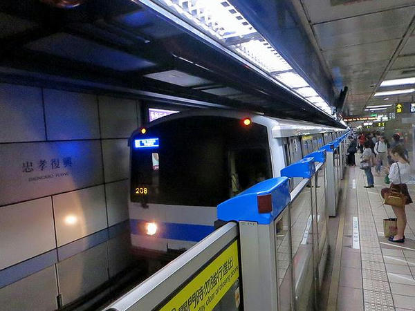 忠孝敦化站に入線する頂埔方面行き列車