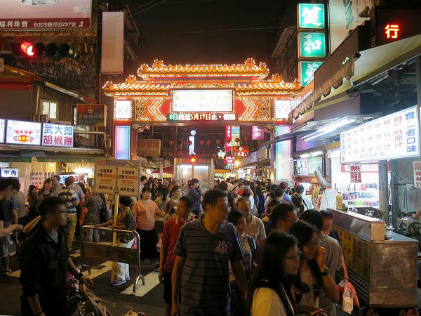 饒河街觀光夜市入口付近