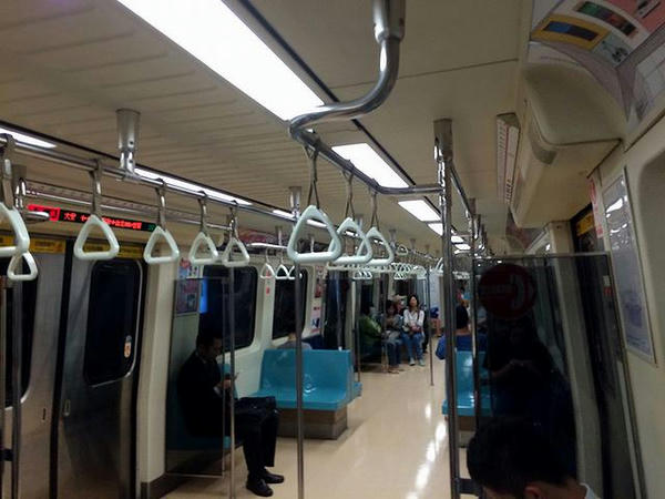 淡水方面行き列車の車内