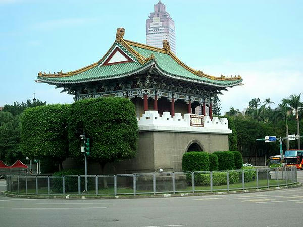 車窓から見た景福門（旧台北城東門）