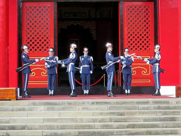 忠烈祠大殿入口の2人と交代して