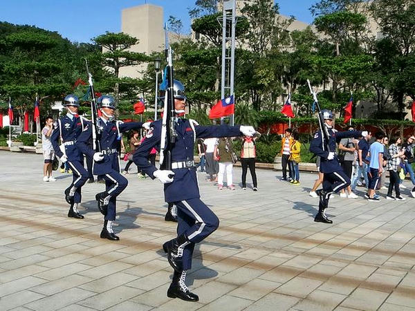 移動はギャラリーも一緒に歩きます