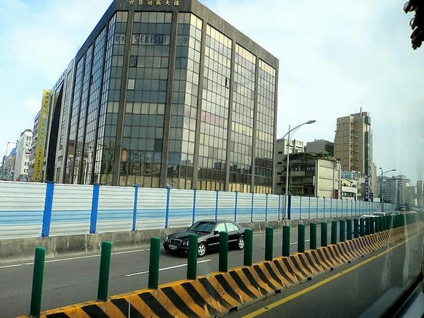 高速道路で台北市街へ