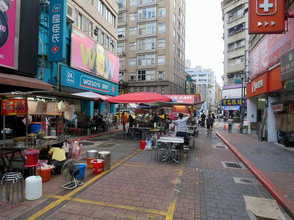 営業準備中の朝市