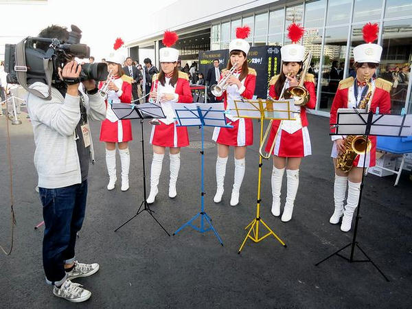 東京トゥインクルファンファーレの皆さんとTV？カメラクルー