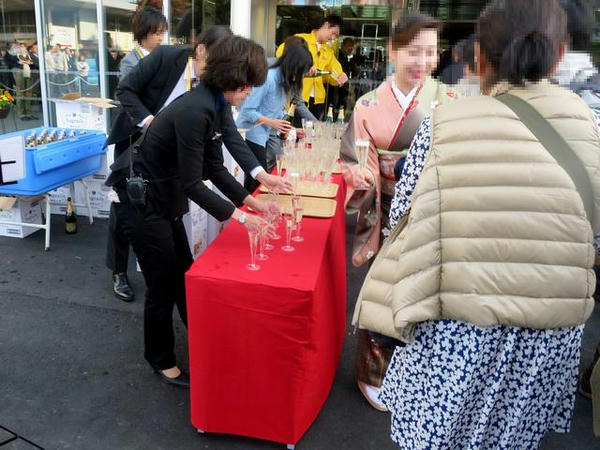 スパークリングワインのお振る舞い