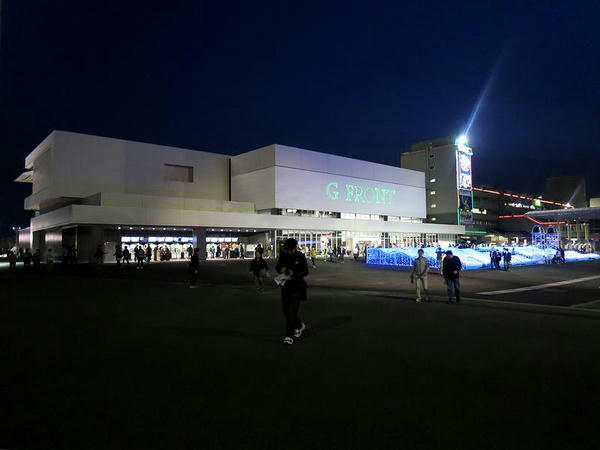 夜のスタンド（正門側）