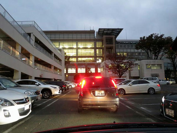 駐車場出場待ち
