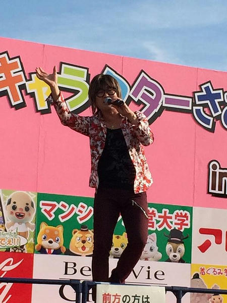 「さいたまさいたま」と歌うさくまひできさん