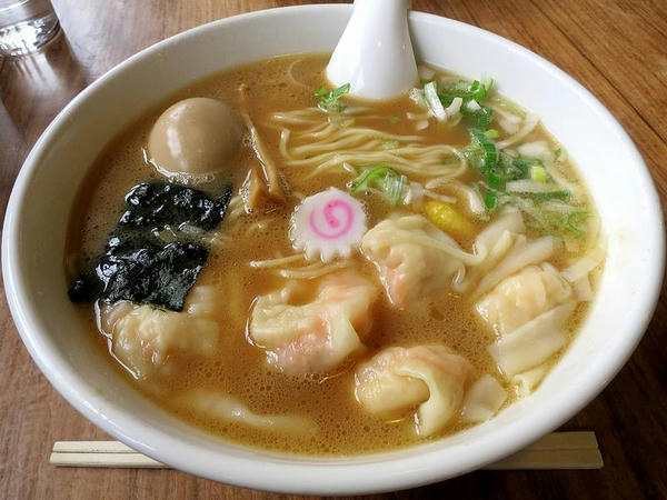 エビワンタン麺 950円 ＋ 極上半熟味付たまご 180円