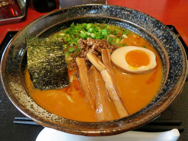 担々麺 880円