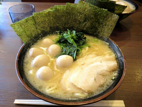 ラーメン 700円 ＋ のり増し（5枚） 50円 ＋ うずら（5個） 100円