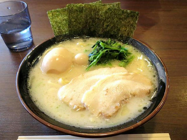 味玉塩ラーメン 800円