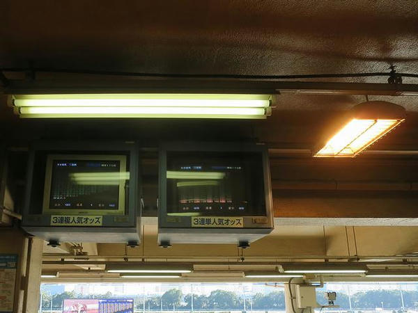 ブラウン管のモニターと暖房機（写真右）