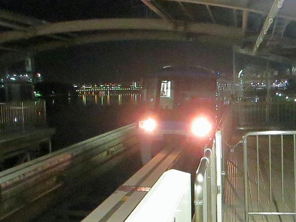 大井競馬場前駅に入線するモノレール