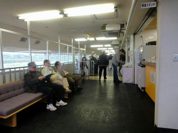 3階特別観覧席の通路側（写真右手前が売店）