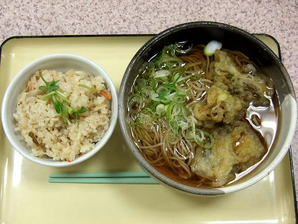 舞茸てんぷらそばと飛騨牛炊き込みご飯 780円