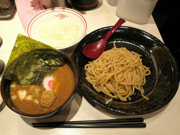 魚豚濃恋つけ麺（麺少なめ） 810円 と 半ライス 110円