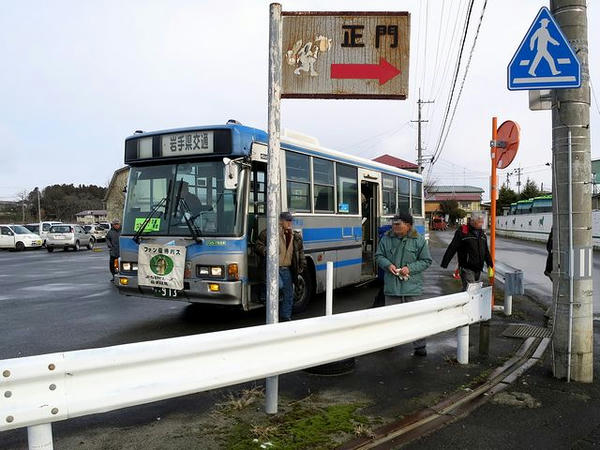 到着した無料送迎バス