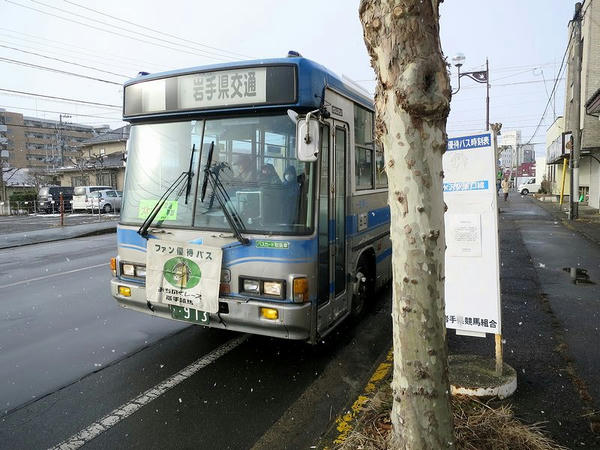 発車を待つ無料送迎バス