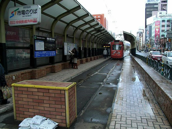 すすきの停留所に停車中の248