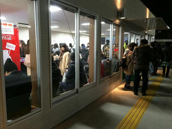 混雑する待合室