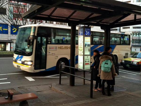 バス停に入ってくる一ノ関行きの高速バス