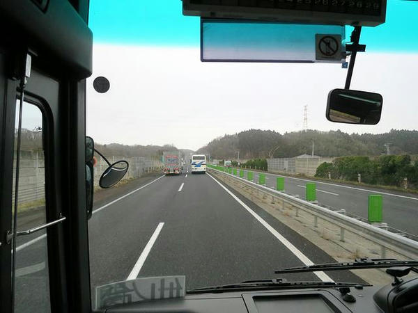 小雪のちらつく東北道を