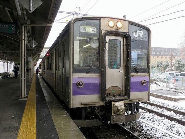 発車を待つ盛岡行き普通列車