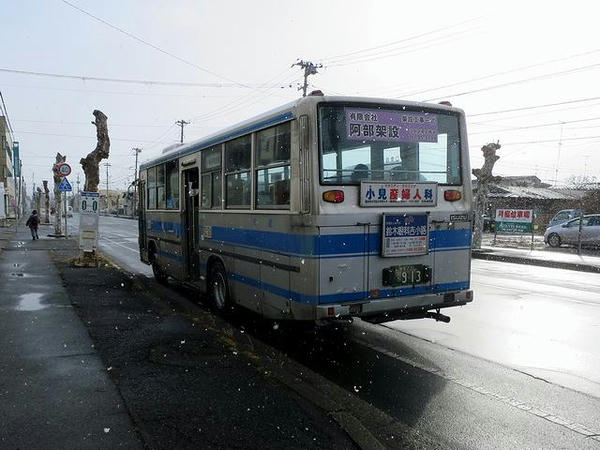 発車を待つ無料送迎バス