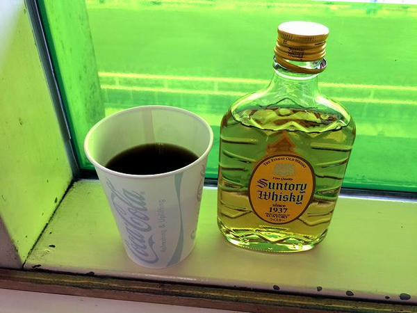 ホットコーヒーにウイスキー投入で暖まっていくスタイル
