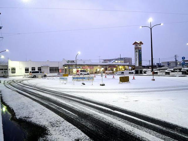 雪の中の水沢駅