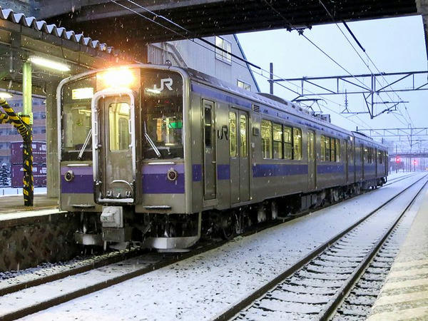 水沢駅に停車中の盛岡行き快速アテルイ