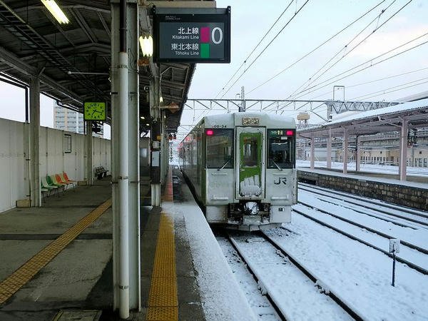 北上駅0番線ホームで発車を待つ横手行き普通列車