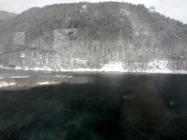 雪の錦秋湖