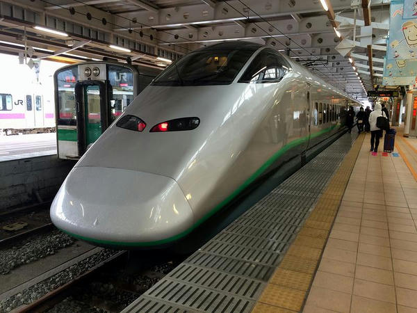 新庄駅で発車を待つ山形新幹線つばさ144号