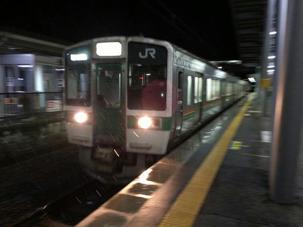 赤湯駅に入線する米沢行き普通列車