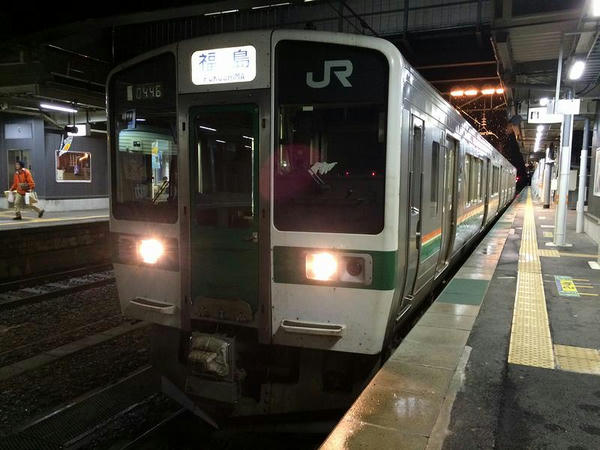 米沢駅で発車を待つ福島行き普通列車