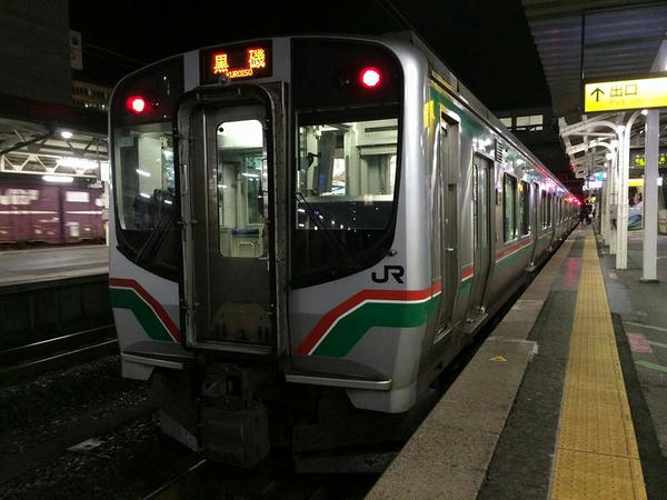 福島駅で発車を待つ黒磯行き普通列車