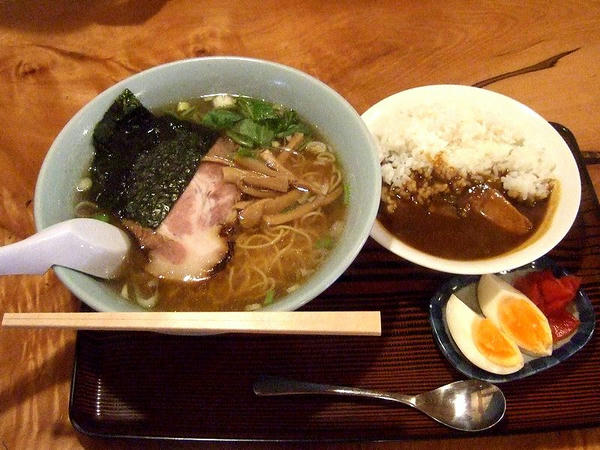 伊達屋特製ロースカレーセット 800円
