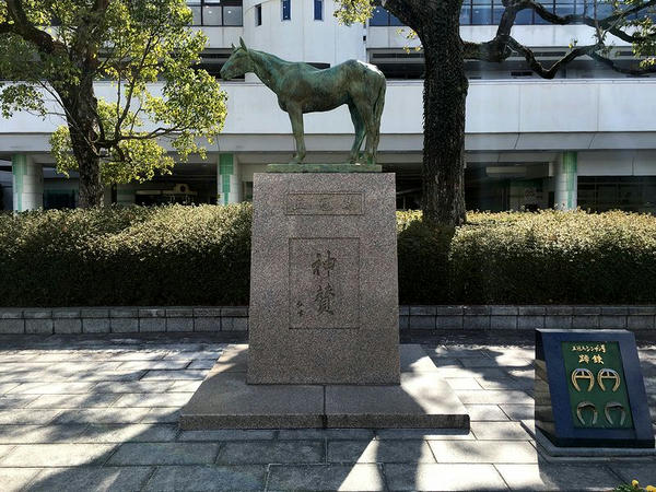 シンザン像