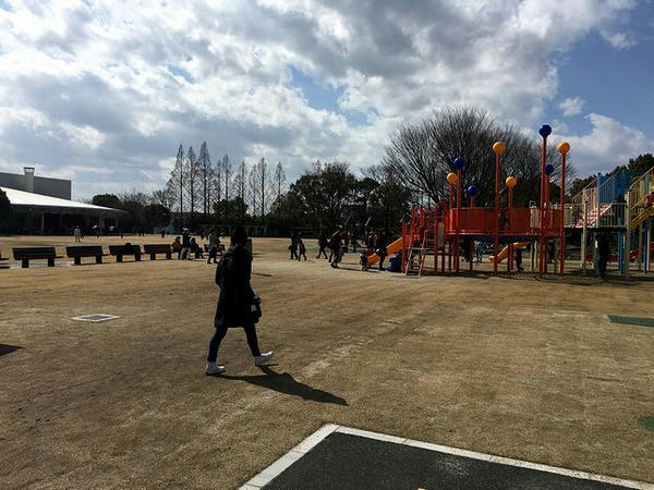 大型遊具とイベントステージ