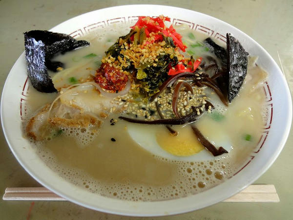 薬味・調味料類でカスタマイズしたラーメン